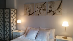 Comfort-studiosviitti, kaupunkinäköala | Ylelliset vuodevaatteet, silitysrauta/-lauta, ilmainen Wi-Fi