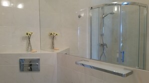Comfort Studio Suite, City View | Bathroom | Shower, free toiletries, hair dryer, towels
