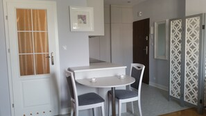 Studiosvit Comfort - utsikt mot staden | Eget pentry | Kylskåp, ugn, spishäll och diskmaskin