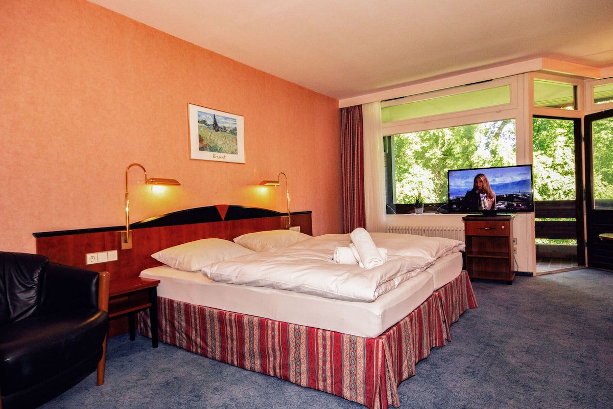 Minibar, una scrivania, tende oscuranti