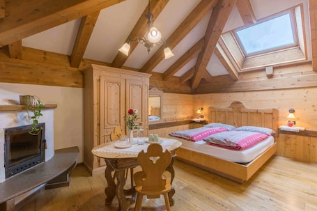 Deluxe Double Room | Minibar, in-room safe, desk, cribs/infant beds