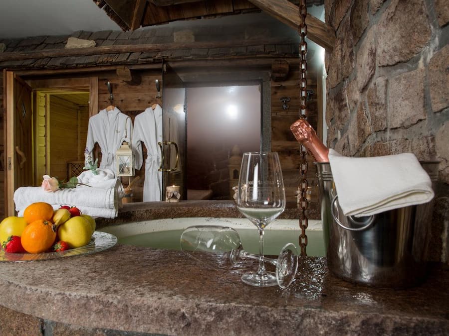 Sauna, hot tub, steam room