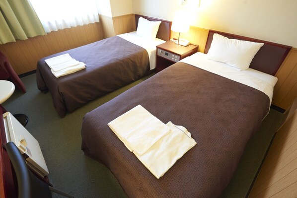 A hotel room with two beds, a desk, and a chair. - Hotel Select Inn Nagano (Nagano)