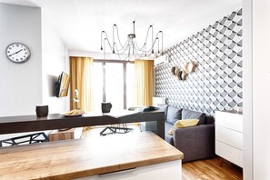 1 bedroom, premium bedding, desk, iron/ironing board - E-apartments Dzielna 72 (Warsaw)