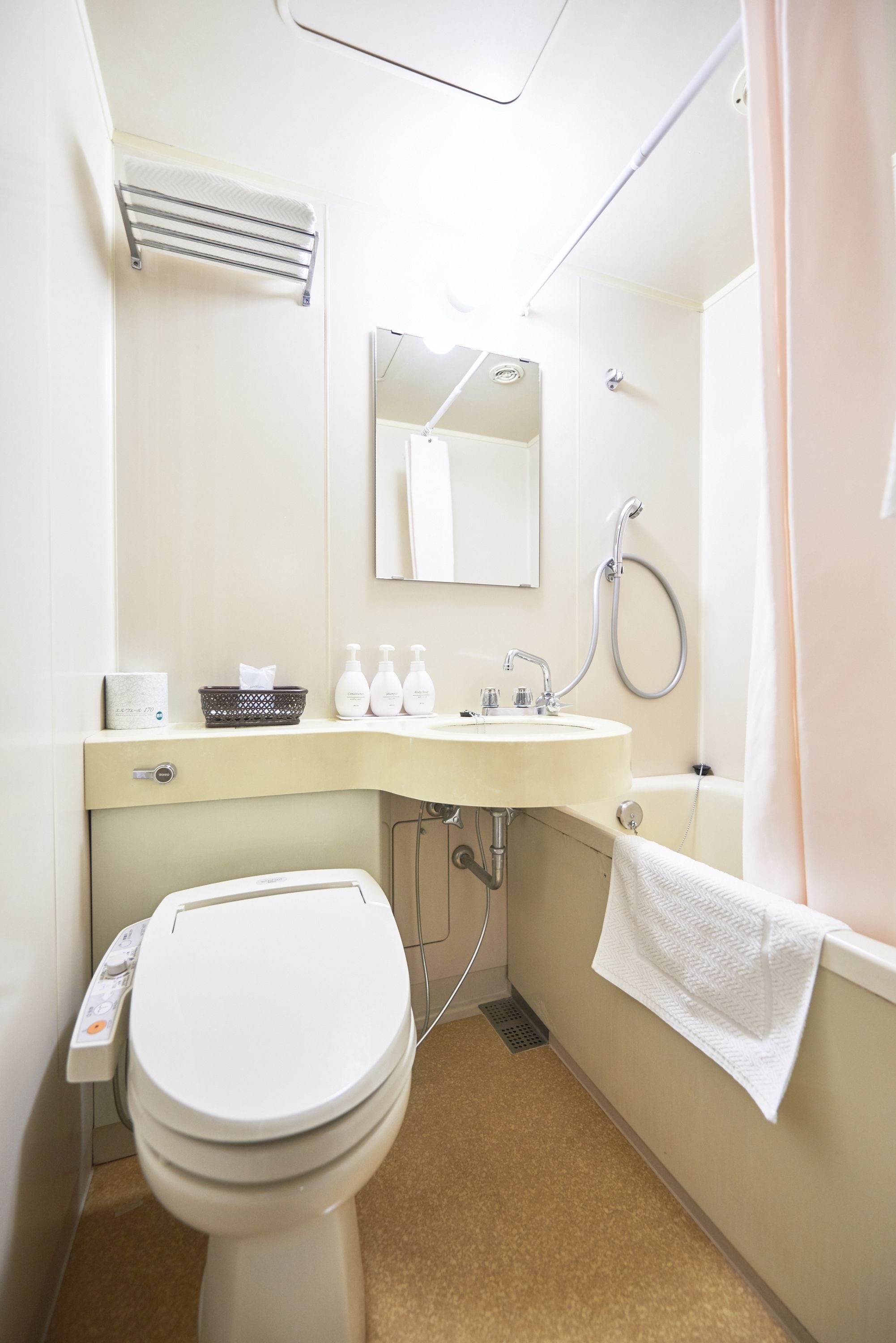 Bañera con ducha, bañera profunda, secador de pelo, pantuflas