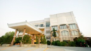 A multi-story hotel with a covered entrance, balconies, and a sign reading "SUMMER TREE HOTEL". - Summer Tree Hotel (Bangkok)