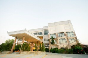 Vista frontal de la propiedad