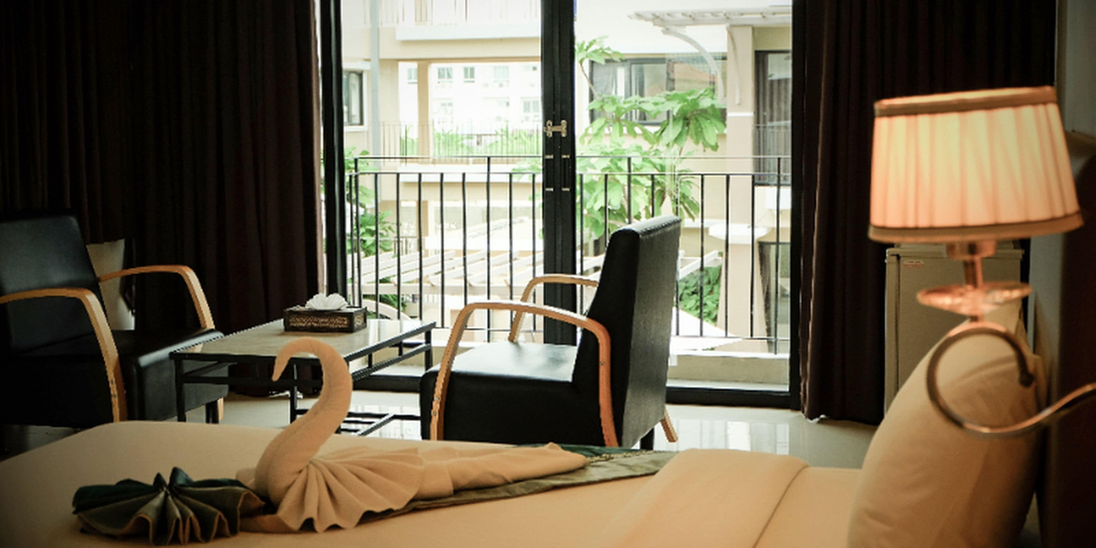 มินิบาร์, ตู้นิรภัยในห้องพัก, ผ้าม่านกันแสง, ห้องเก็บเสียง