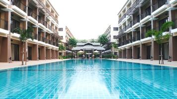 Outdoor pool, pool loungers