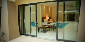 Deluxe Pool Access, Double Bed | Minibar, caja de seguridad en la habitación y cortinas blackout