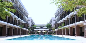 室外游泳池，提供日光浴躺椅