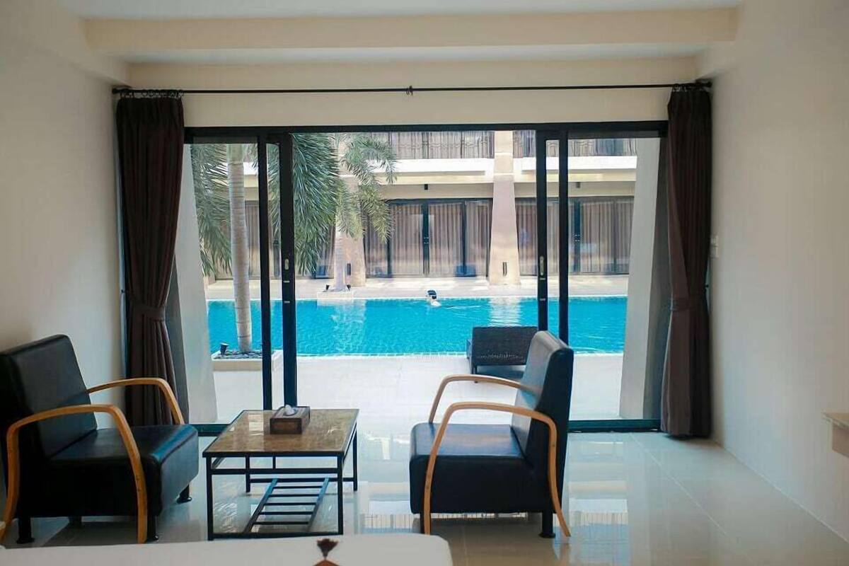 Deluxe Pool Access, Twin Bed | บริเวณนั่งเล่น | ทีวีจอแบน