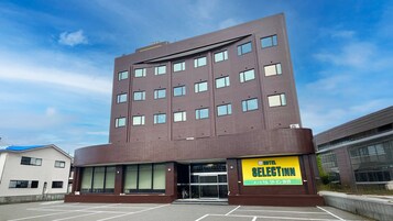Un edificio moderno con un letrero del Hotel Selectinn.