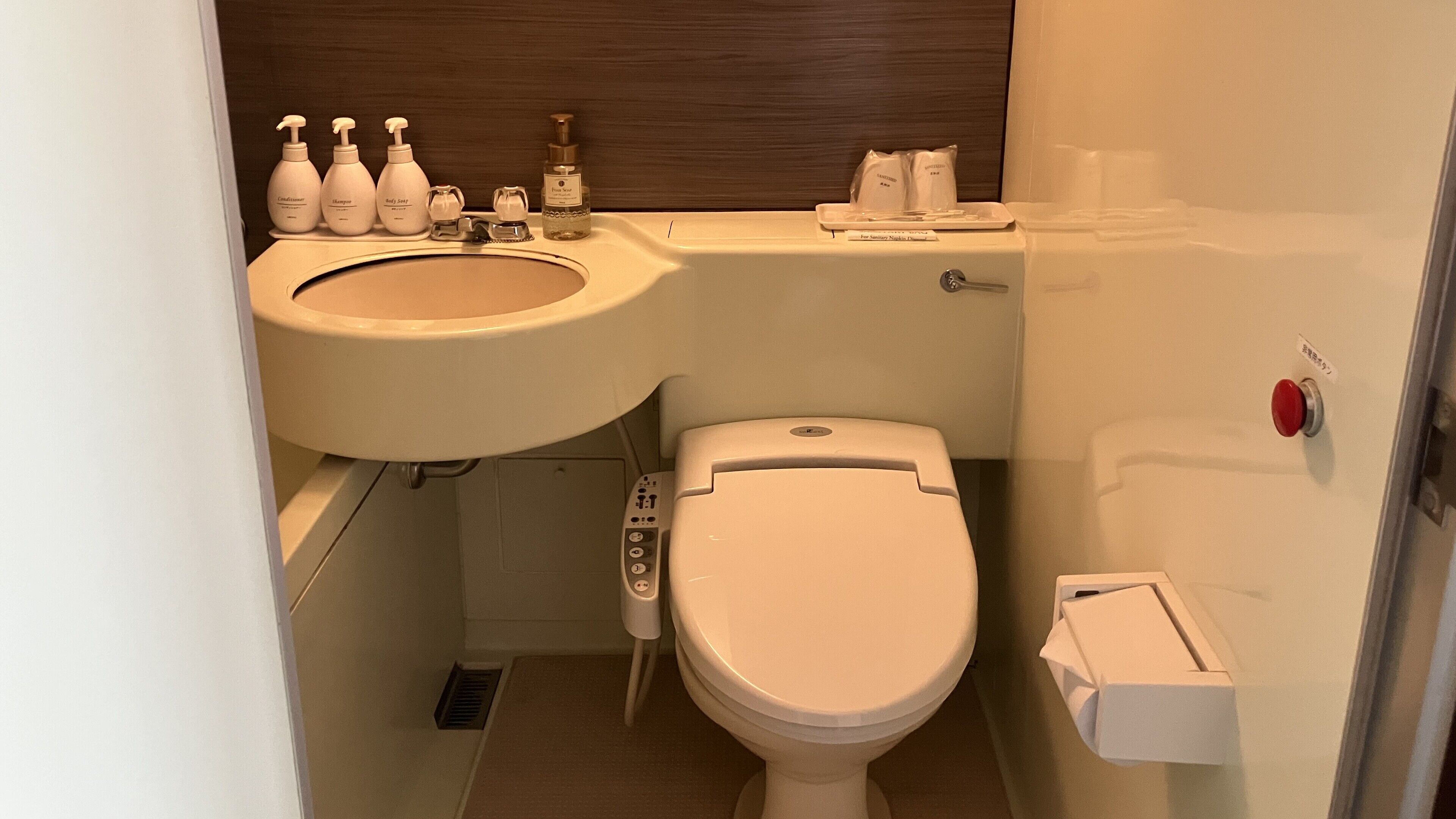Combined shower/tub, deep soaking tub, free toiletries, hair dryer