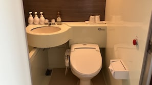 Combined shower/tub, deep soaking tub, free toiletries, hair dryer