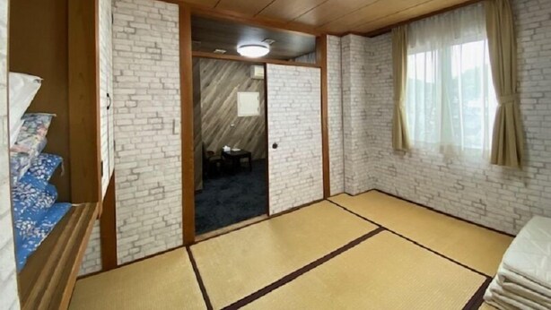 A room with tatami flooring, a wooden ceiling, and a brick wall. - Hotel Select Inn Tsuyama (Tsuyama)