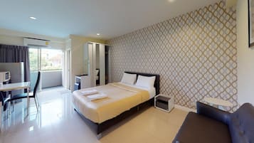 Studio Basic, 1 Tempat Tidur Queen | Meja kerja, tirai kedap cahaya, setrika/meja setrika, dan Wi-Fi gratis