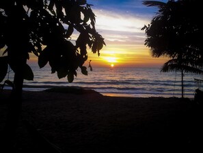 On the beach - Sunray Beach House (Tangalle)