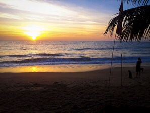 On the beach - Sunray Beach House (Tangalle)