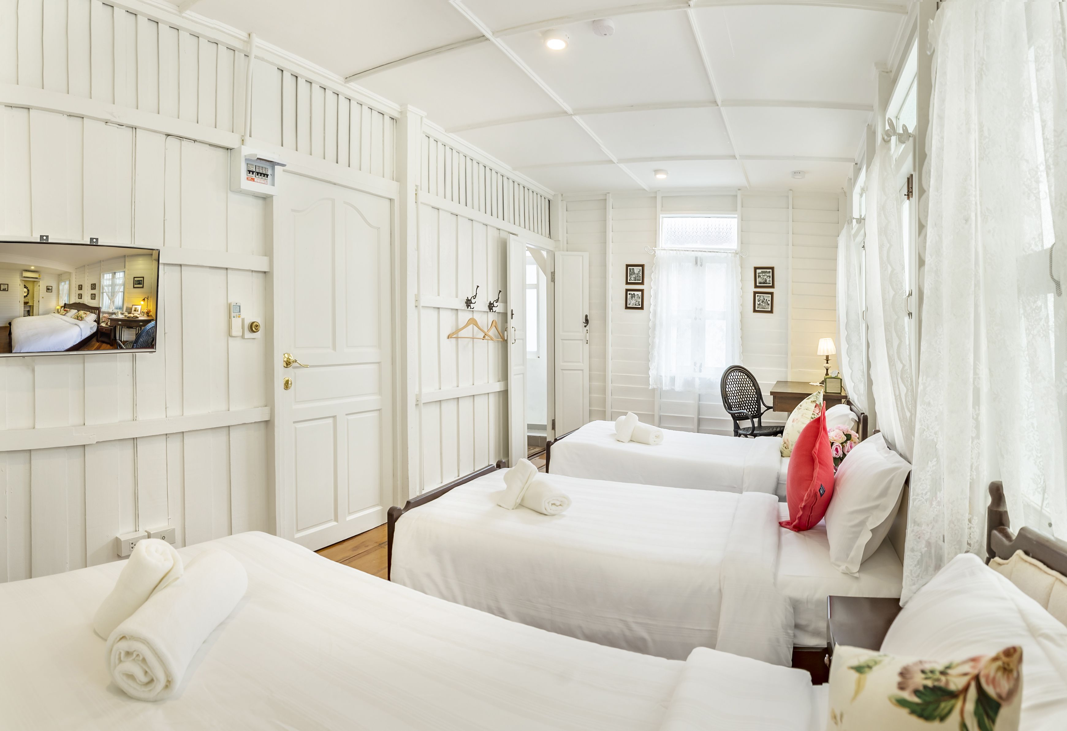 3 Sisters | Desk, free WiFi, bed sheets