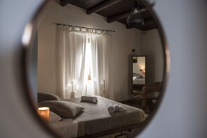 Phòng Suite tiện nghi đơn giản, 2 phòng ngủ, hiên, khu vực vườn | Bộ đồ giường cao cấp, minibar, màn/rèm cản sáng