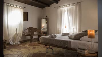 Comfort suite, 2 slaapkamers, terras, aan tuin | Luxe beddengoed, een minibar, verduisterende gordijnen