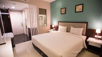 Habitación superior | Minibar, caja fuerte, escritorio y tabla de planchar con plancha