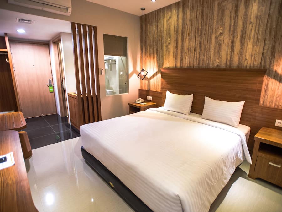 Minibar, caja de seguridad en la habitación y escritorio