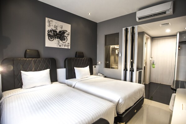Superior Room | Minibar, in-room safe, desk, iron/ironing board - Happy Inn Melawai (Jakarta)