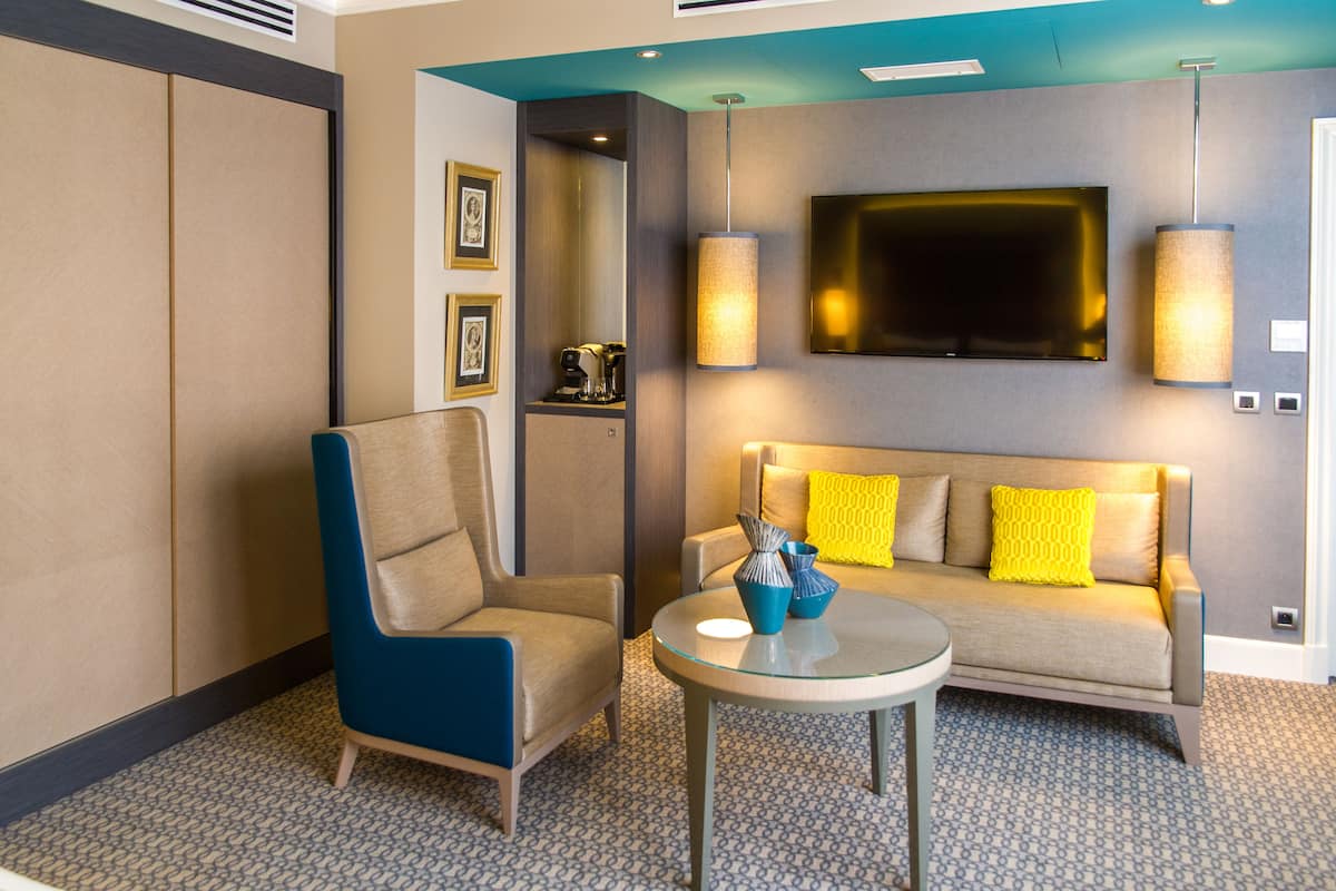 Phòng Suite Junior (1) | Bộ đồ giường cao cấp, minibar với thức uống miễn phí
