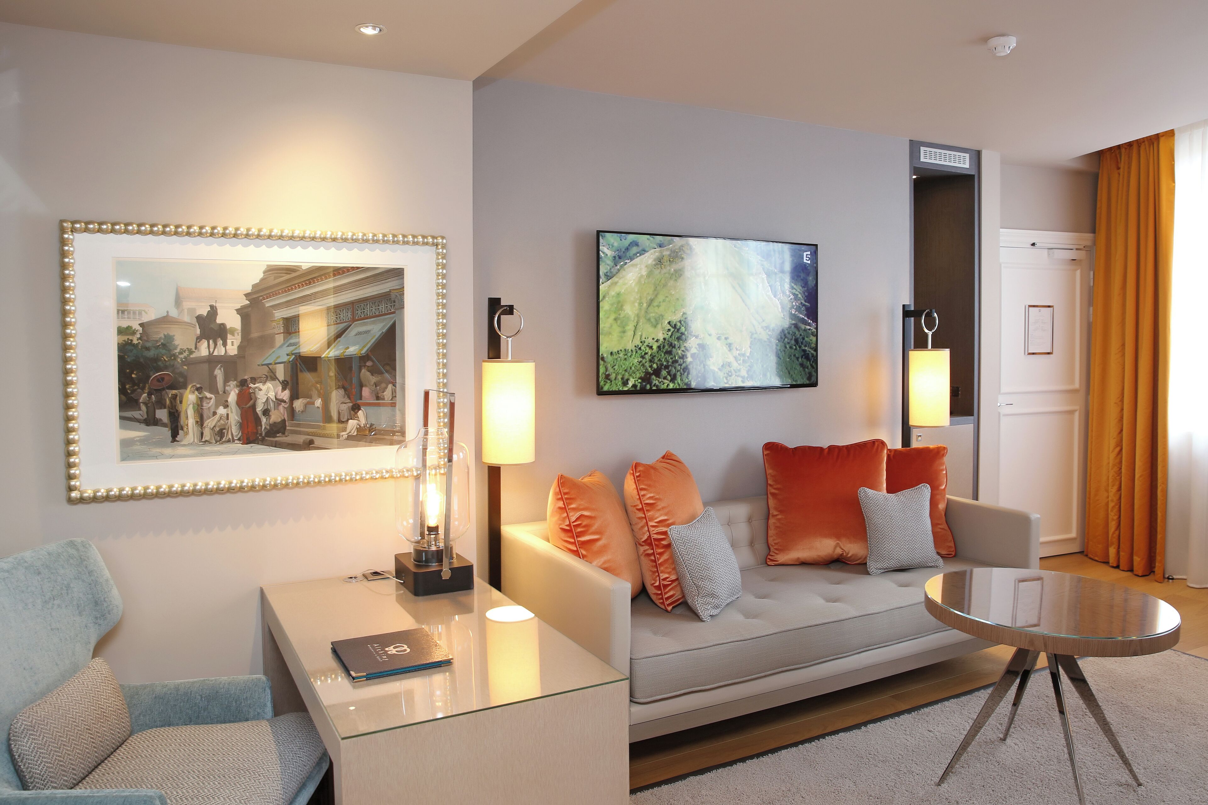 Junior suite (7) | Luxe beddengoed, een gratis minibar, een kluis op de kamer