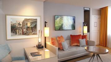 Junior suite (7) | Luxe beddengoed, een gratis minibar, een kluis op de kamer