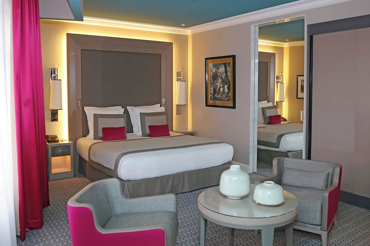 Phòng Suite Junior (3) | Bộ đồ giường cao cấp, minibar với thức uống miễn phí