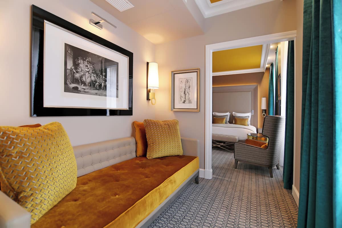 Junior privilege 8 | Bộ đồ giường cao cấp, minibar với thức uống miễn phí