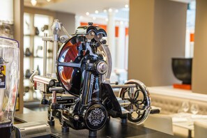 Piano bar, con mesas al aire libre, abre solo algunos días