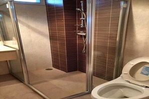 2 Bedrooms Apartment 604 | ห้องน้ำ | ฝักบัว, ผ้าเช็ดตัว