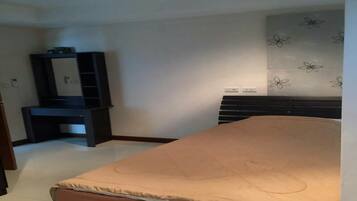 2 Bedrooms Apartment 604 | 2 多间卧室、办公桌