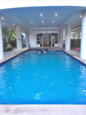 Indoor pool, outdoor pool - Condo Chamchuri (Hua Hin)