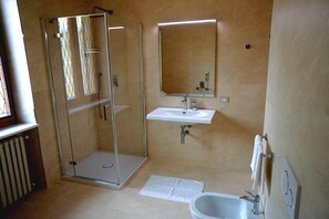 Suite studio Deluxe, 1 chambre, balcon, vue sur le vignoble | Salle de bain | Douche, douche cascade, articles de toilette (gratuits)