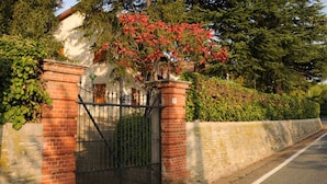 A gated entrance with a brick wall and a metal gate. - B&B Luna Di Langa (Alba)