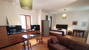 A modern room with a kitchen, dining area, and a bed. - B&B Luna Di Langa (Alba)
