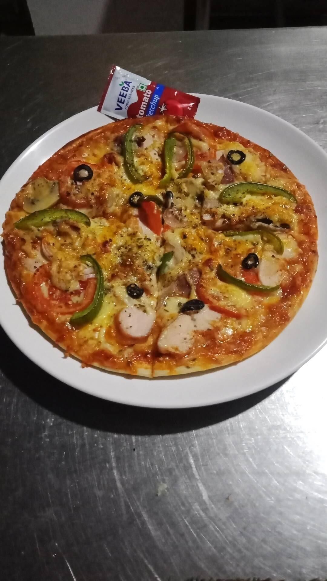 Una pizza con distintos ingredientes sobre un plato blanco.