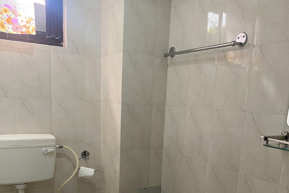 Economy Twin Room, Shared Bathroom | Bathroom