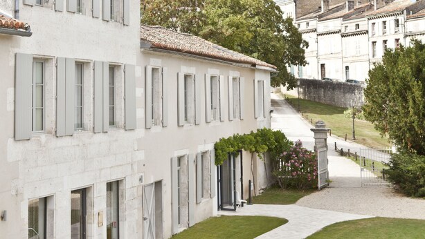 Un bâtiment historique doté d’une tour imposante et d’une grande fenêtre à vitraux.