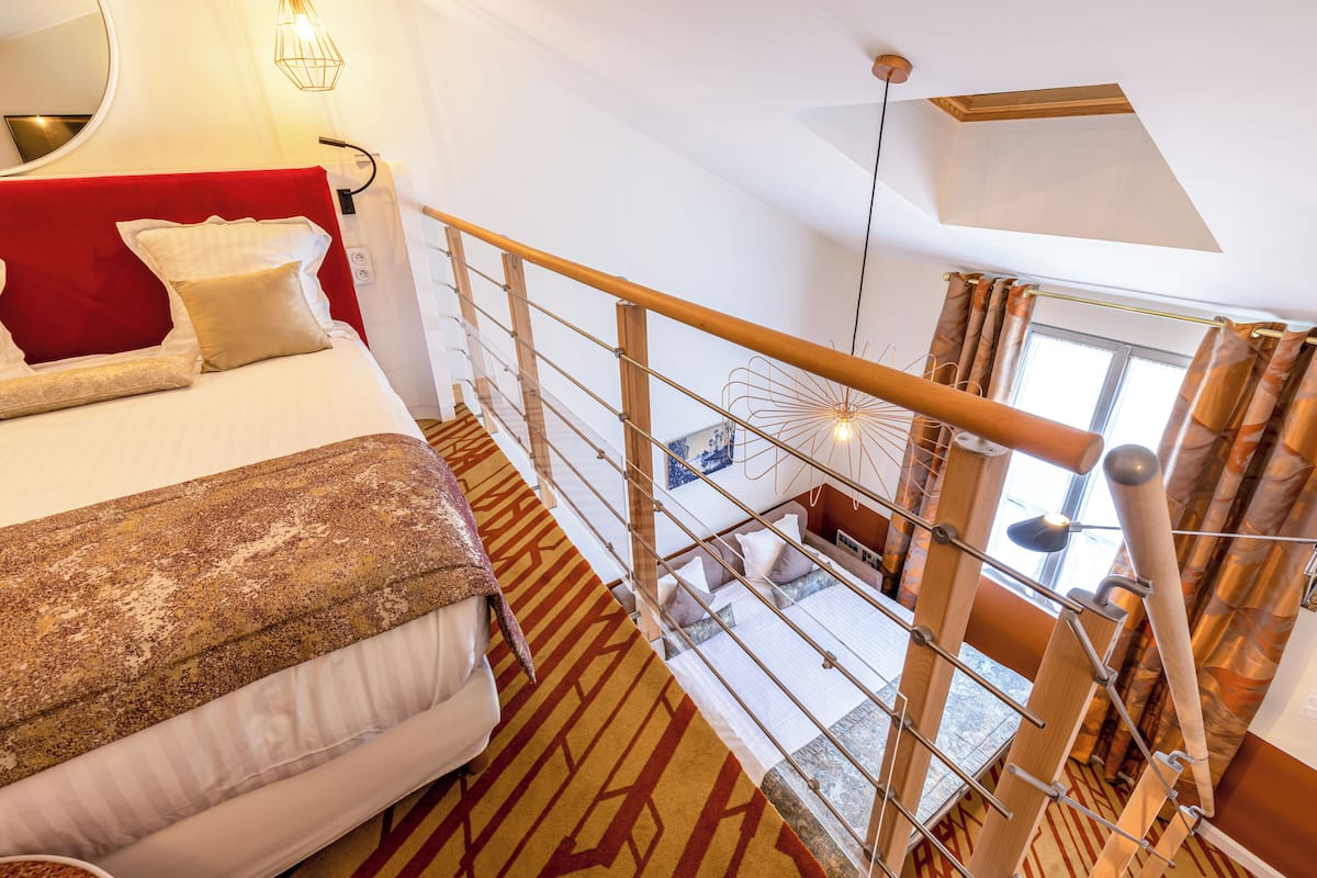Familie suite | 1 slaapkamer, een minibar, een kluis op de kamer, geluiddichte muren