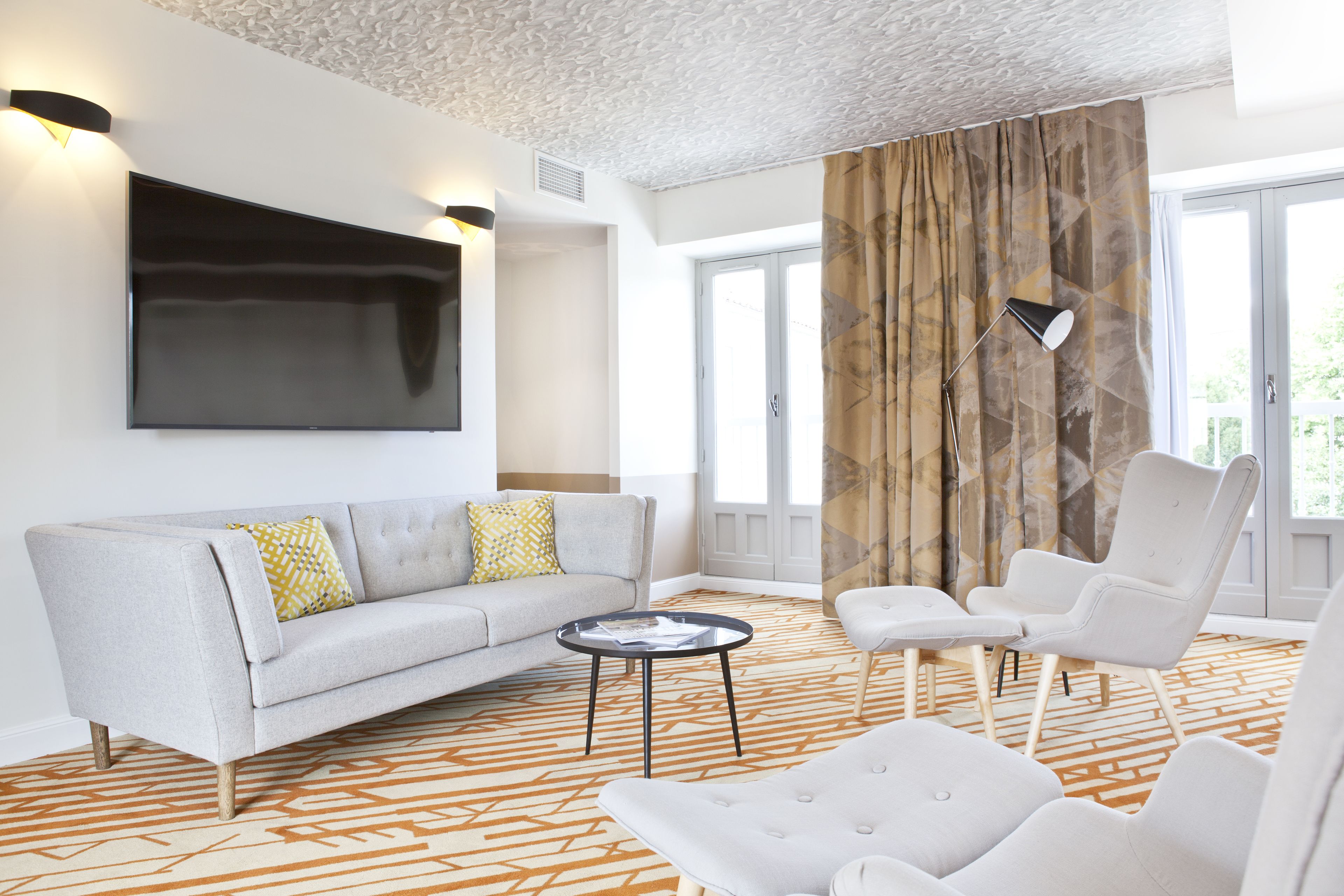 premium suite, terrace | living room | 75-cm flat-screen tv with cable channels, tv, netflix