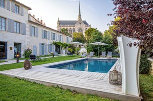 Una piscina al aire libre de temporada