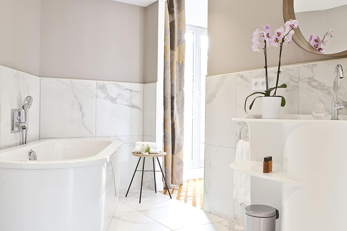 premium suite, terrace | bathroom | free toiletries, hair dryer, bathrobes, slippers