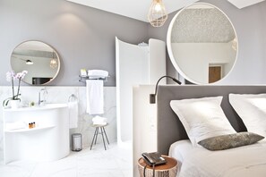 Premium kamer, 1 queensize bed | Badkamer | Gratis toiletartikelen, een haardroger, badjassen, pantoffels