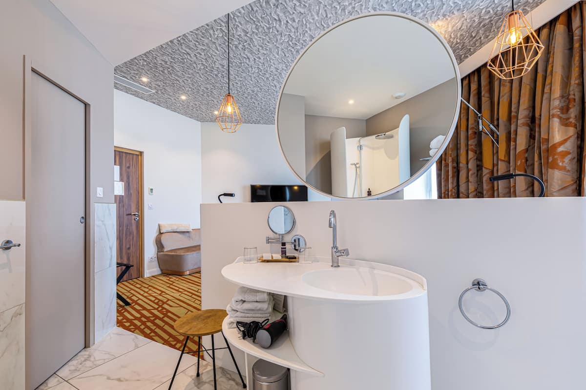 junior suite | bathroom | free toiletries, hair dryer, bathrobes, slippers